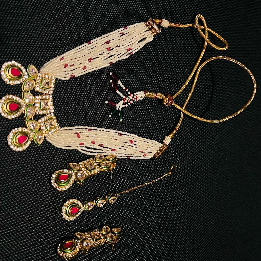Beautiful necklace set with earrings and maang tikka (headpiece)
